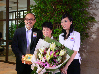 点心卫视行政总裁司徒杰先生、陈宝珠小姐及主持人郭璐合照。