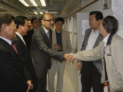 香港点心电视有限公司董事/行政总裁司徒杰先生参观香港文汇报社。