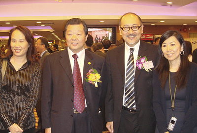 执委会主席、香港文汇报董事长兼社长张国良先生(左二)，与司徒杰伉俪、戚山宁小姐于会场合照留念。
