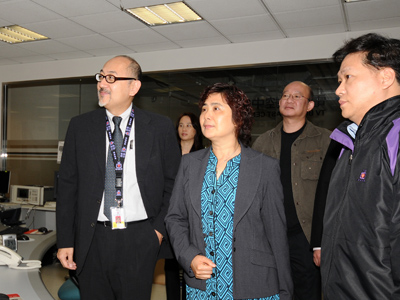 广东省广播电影电视局陈一珠副局长在司徒先生陪同下参观公司。
