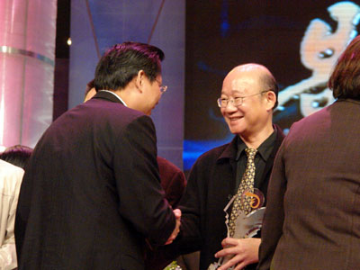 点心卫视执行副总裁兼营运总裁陈龙生先生代表点心卫视制作团队上台领奖。