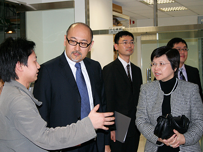 刘吴惠兰局长参观点心卫视播出控制中心。