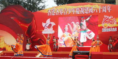 内蒙古代表团表演的民族歌舞《博克雄风》和《顶碗舞》。