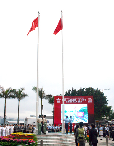 《五四运动》90周年升旗礼于香港金紫荆广场举行。