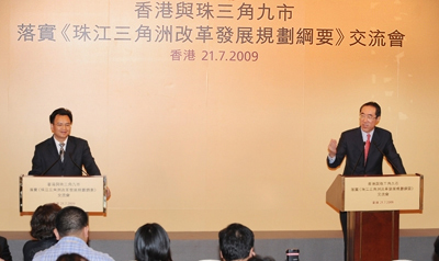 政务司司长唐英年(图右)及广东省副省长万庆良先生(图左)在《珠江三角洲改革发展规划纲要》交流会完结后会见传媒。