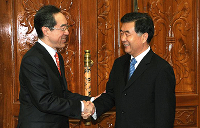 唐英年与广东省省委书记汪洋握手会面。