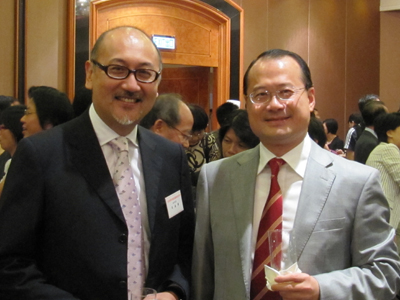 不少新闻界的朋友出席酒会，中华总商会会长蔡冠深先生就是其中一位。