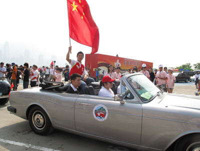 由歌手刘德华持红旗率领一众开篷古董车及逾万名青少年展开大型巡游。