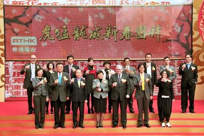 各传媒机构负责人以及商务及经济发展局局长刘吴惠兰女士(前排左四)，连同商务及经济发展局常任秘书长(通讯及科技)栢志高先生(前排右三)，在台上向大家祝酒。