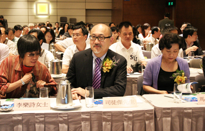 (由左至右)：香港极地探险家李乐诗，点心卫视董事兼行政总裁司徒杰，四川南充市委宣传部长马道蓉。