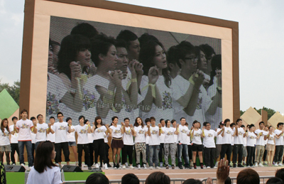 有30多名年青歌手参与演出，他们分别献唱了励志歌曲，并号召大众继续坚决抗毒，唱响亚运。