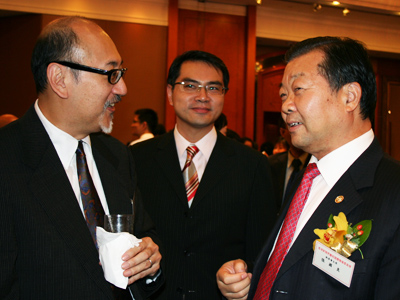 司徒杰先生(左)、点心卫视执行副总裁林德文先生 (中)、香港新闻界国庆筹委会执委会主席张国良先生。