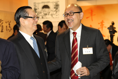 不少政商界名人出席了展览开幕式。司徒杰先生(左)和全国人大代表陈有庆先生交谈。