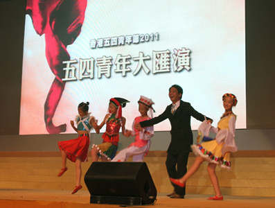 来自云南丽江纳西族的小姑娘，教点心卫视主持人邓景辉先生跳舞。