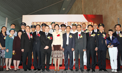 汇演开始前，中央驻港联络办公室青年工作部部长韩淑霞女士(前排右七)与主办机构代表合照。