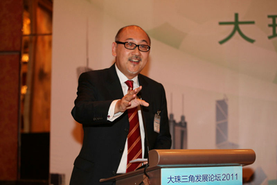 司徒杰先生主持“粤港创意文化发展新趋势”讨论。