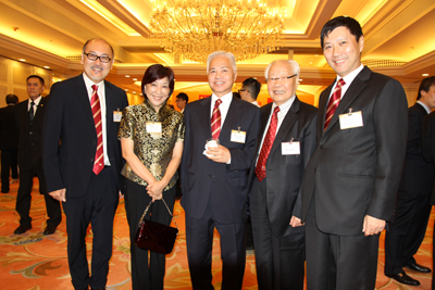 老朋友欢聚一堂。从左至右：司徒杰先生、中总会董蒋丽芸女士、杨钊先生、香港著名工业家蒋震先生、中总常务会董梁海明先生。
