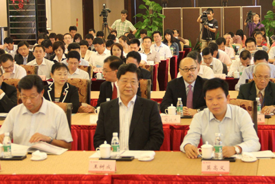 在会议前排就坐的主机构负责人。由左至右：林雄先生，王树成先生，莫高义先生。