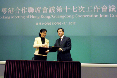 林瑞麟司长和招玉芳副省长签署了2012年粤港合作重点工作协议。