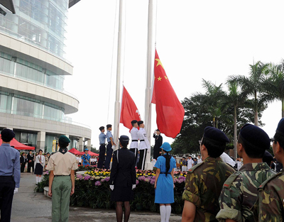 五四升旗礼2006年首次举办，至今已成为香港纪念五四青年节的一项标志性活动。（图片来源：中新网）