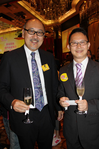 司徒杰先生和澳门有线电视商务总监郑光耀先生。