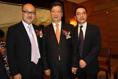 司徒杰先生和庞俊怡先生与主办机构负责人，文汇报董事长、社长王树成先生合照。