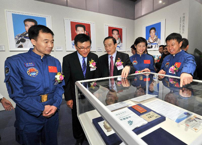 一众主礼嘉宾参观“中国首次载人交会对接航天展”。由左至右：景海鹏，署理财政司司长陈家强，牛红光，刘洋、刘旺。