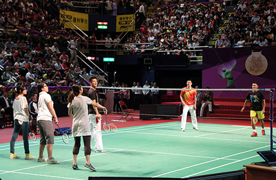 林丹、蔡赟和傅海峰对决3位被抽中的现场女观众切磋球技。