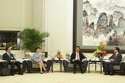 从左至右：香港运输及房屋局局长张炳良教授、政务司司长林郑月娥女士、特首梁振英先生，广东省委书记汪洋先生。