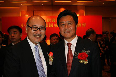 点心卫视董事兼行政总裁司徒杰先生(左)和中联办副主任李刚先生相聚甚欢。
