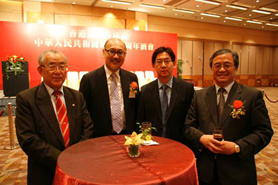 新老朋友共聚一堂！由左至右：中银国际副董事长林广兆先生，司徒杰先生，新加坡驻港总领事馆总领事传光燊先生，全国人大代表黄敏刚先生。