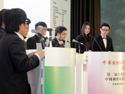 点心卫视主持人陈妍小姐（右二）与戴显扬先生（右一）。