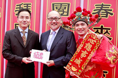 广播处长邓忍光先生(左)向点心卫视董事兼行政总裁司徒杰先生赠送灵蛇剪纸，祝贺新年。