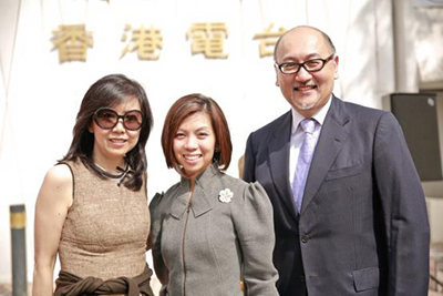 由左至右：点心卫视副总裁庄漪女士，电讯盈科电视及新媒体业务董事总经理李凯怡女士，司徒先生
