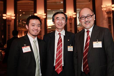 由左至右：政制及内地事务局局长政治助理陈岳鹏先生，中总对外事务委员会主席范仁鹤先生，司徒先生。