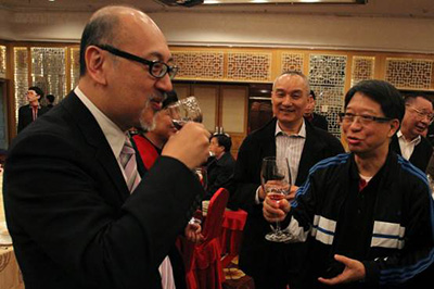 先饮为敬！团拜气氛轻松！前右为香港新闻工作者联会总干事焦惠标先生。