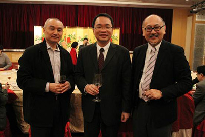 由左至右：陆晓丹先生，澳门新闻局局长陈致平先生，司徒杰先生。