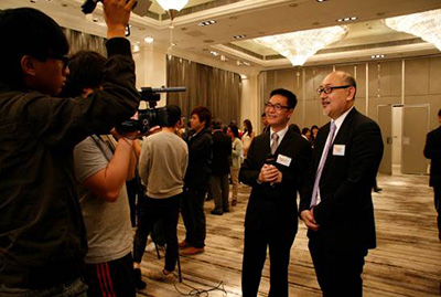 司徒先生接受香港电视专业人员协会公关及宣传总监陈图安先生的采访。