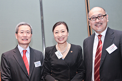 由左至右：香港专业联盟主席刘炳章先生，香港会计师公会会长赵丽娟女士，司徒杰先生。