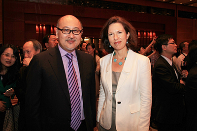 英国驻香港及澳门总领事Caroline Wilson女士（右）与司徒杰先生合照