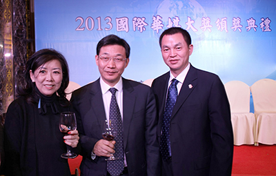 由左至右：庄漪小姐，广东省新闻办常务副主任张知干先生和副主任邓鸿先生。