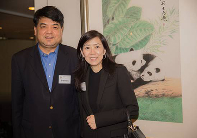 庄漪小姐和文汇报国际公关顾问公司董事长、总经理姜增和先生。