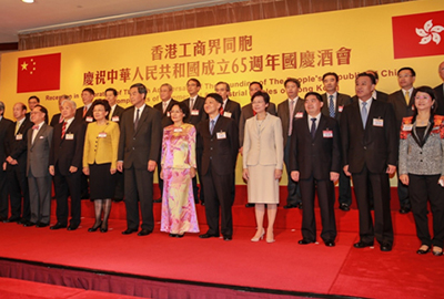 行政长官梁振英(左六)与一众工商界首长为国庆酒会主礼嘉宾。