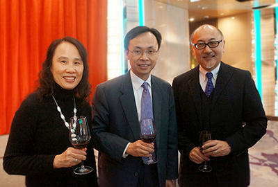 由左至右：戚山宁小姐，香港政府新闻处长聂德权先生，司徒杰先生
