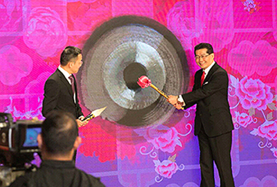 商务及经济发展局局长苏锦梁先生敲响电子铜锣。
