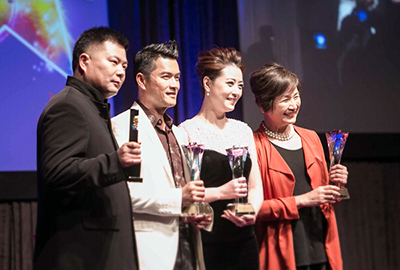得奖者合照（由左至右）：施建祥博士、吕良伟先生、周海媚小姐、郑佩佩小姐
