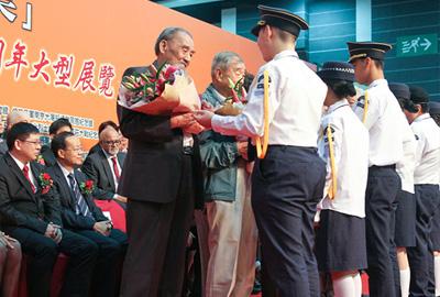 港九独立大队游击队老战士们在现场接受香港青少年献花
