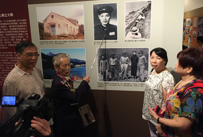魏瑟主席向现场参观人士介绍东江纵队香港抗日游击队的历史

