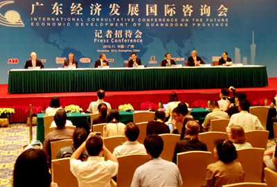 第十届广东经济发展咨询会新闻发布会现场，省长朱小丹与洋顾问们一起回答记者提问

