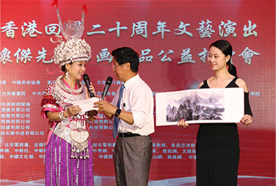 著名演员阿幼朵（左一）与画作《云山腾紫气》
